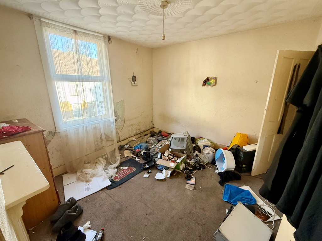 Lot: 162 - MID-TERRACE HOUSE FOR IMPROVEMENT - Bedroom one